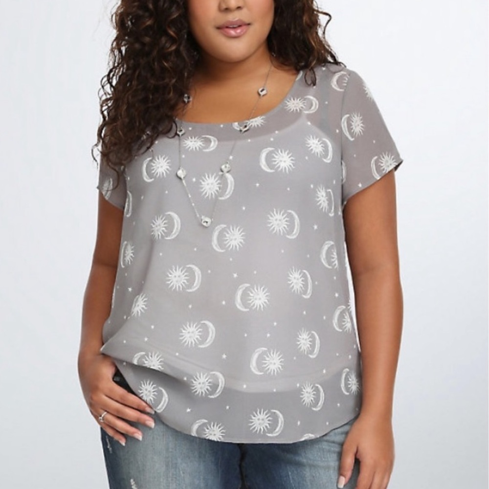 TORRID |🌞🌜Light Gray Sun & Moon Print Loose Fit Buttoned Back Blouse Top